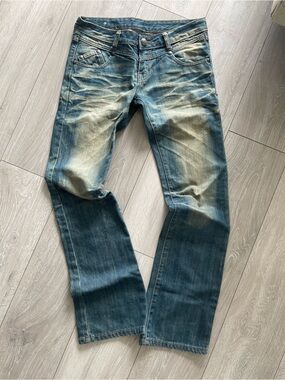 Low rise blue jeans
